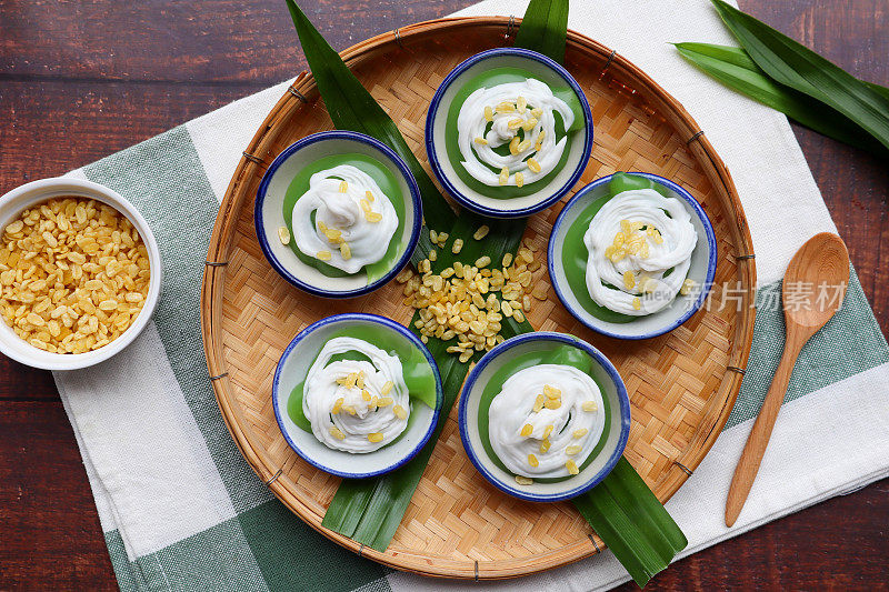 Pandanus风味的绿豆粉泰国甜点，上面撒着甜椰奶和绿豆:泰语叫Leum Kleun